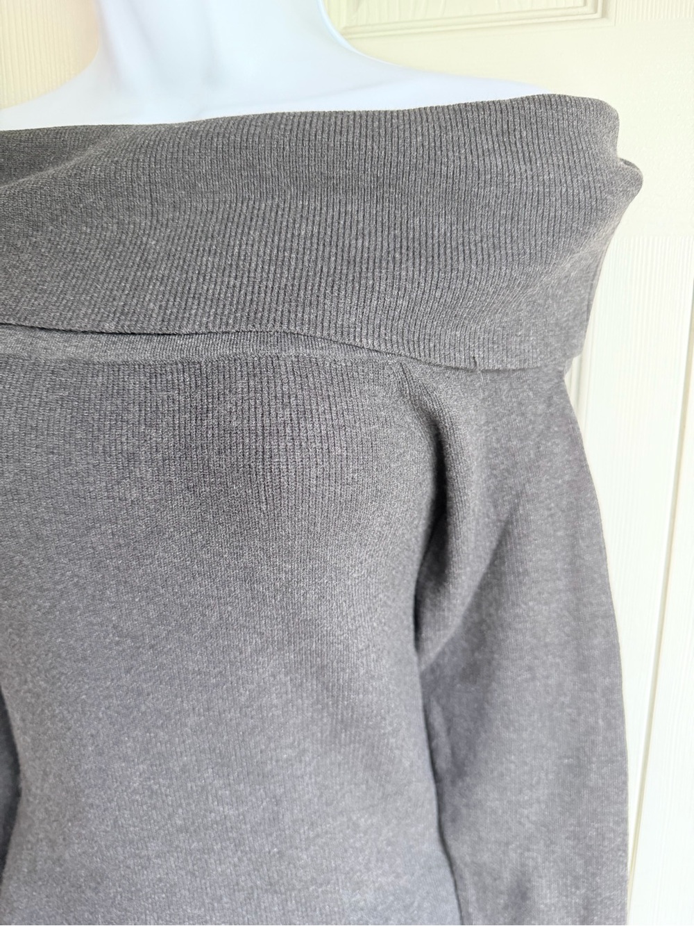 NEW Aritzia Wilfred Clarion Dress
Peachy soft off-the-shoulder sweater dress - Picture 8 of 12